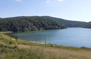 Reno“ završio na krovu, devojka u bolnici