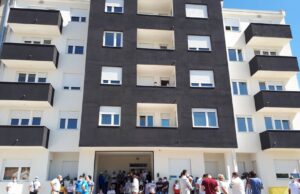 Stanari zgrade u Somborskoj blokirali ulaz u zgradu da bi sačuvali stanove