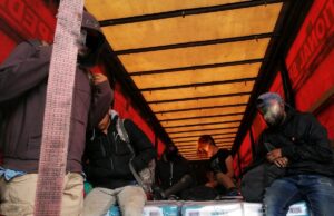 Niški carinici u prikolici kamiona pronašli osam migranata Migranti