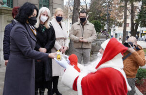 Deda Mraz predao gradonačelnici 1.000 želja građana Niša