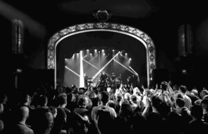 ELEKTRIČNI ORGAZAM ZA LjUDE BUDUĆNOSTI – NIŠKA PREMIJERA DUGOMETRAŽNOG DOKUMENTARNOG FILMA O KULTNOM NOVOTALASNOM BEOGRADSKOM BENDU