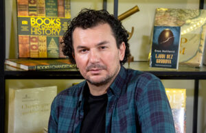 Razgovor sa Enesom Halilovićem o romanu „Ljudi bez grobova“ u 18 sati, u maloj sali NKC-a