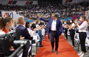 Predsednik SNS Aleksandar Vučić i rukovodstvo stranke u Nišu