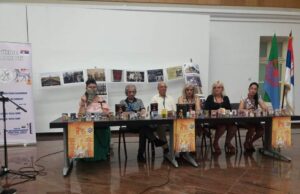 Održane izložba fotografija o Holokaustu i promocija knjige o Šabanu Barjamoviću Presss Zauvek šaban Barjamović