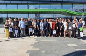 KABINET MINISTRA TONČEVA POTPISAO UGOVOR SA 33 UDRUŽENjA IZ NEDOVOLjNO RAZVIJENIH OPŠTINA