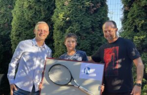 REKET NOVAKA ĐOKOVIĆA U RUKAMA ALEKSANDRA ŽIKIĆA (TAŽ)