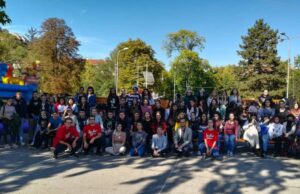 Aktiviraj se – Učenici se samoorganizovali i ofarbali preko 40 klupica u Čairu