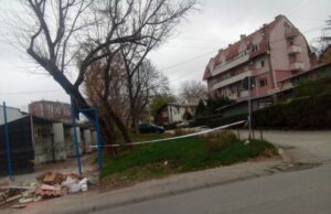 Ranjen mladić na sportskom terenu na Paliluli