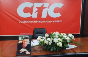 Članovi SPS-a u Nišu odali počast preminulom Milutinu Mrkonjiću