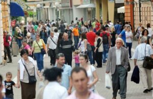 ŠTO DA NE KAŽEM – POKLONITE SREĆU, I BUDITE SREĆNI
