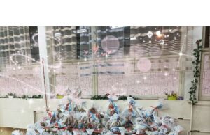 Ansambl Narodnih igara i pesama ,,MOZAIK iz Niša,, organizovali akciju prikupljanja paketića za socijalno ugroženu decu i decu sa prostora Kosova i Metohije