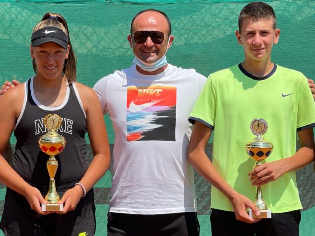 Nikola Živković u društvu Anje i Nikole J.