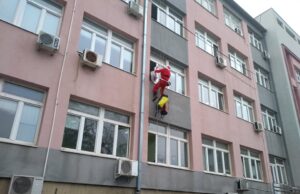 Pripadnici Gorske službe spasavanja u ulozi Deda Mraza: Uručeni paketići deci na lečenju u Kliničkom centru