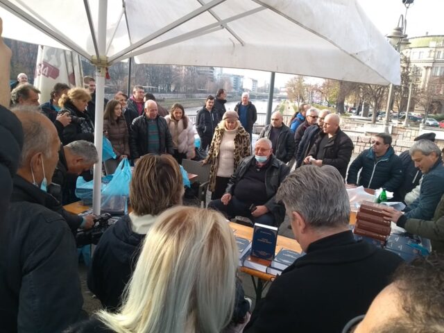 Podela knjiga Voislav Šešelj