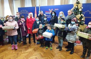 Deca osoba sa invaliditetom dobila novogodišnje paketiće u Gradskoj kući