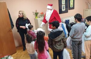 Deda Mraz doneo paketiće i mališanima iz Sigurne kuće