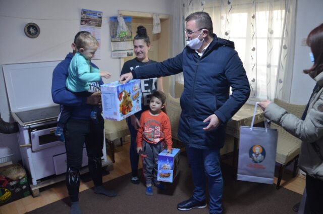 Obilazak porodica Goran Miljković foto Opština Bela Palanka