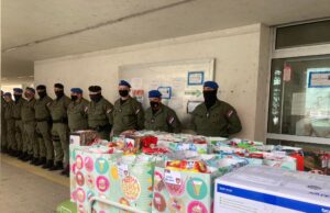 Službenici Žandarmerije u Nišu podelili paketiće deci na lečenju u Kliničkom centru