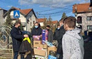 Pomoć u namirnicama i garderobi porodici Cvetković u Brzom Brodu