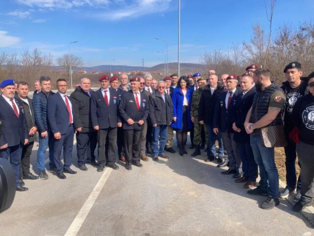 Sadnja drveća na bulevaru Heroja sa Košara foto GP018