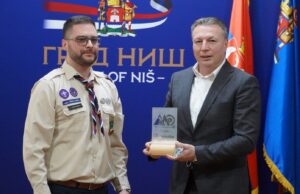 JUBILARNA PLAKETA IZVIĐAČA URUČENA DR BOBANU DžUNIĆU PREDSEDNIKU SKUPŠTINE GRADA