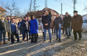 Karavan gradonačelnice posetio Pasi Poljanu: Rešavanje problema izmeštanja bandera i asfaltiranja