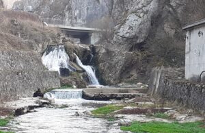 GRADONAČELNICA NIŠA DRAGANA SOTIROVSKI POSETILA IZVORIŠTE „LJUBERAĐA“ KOJE JE JKP „NAISSUS“ SANIRALO POSLE POPLAVA KOJE SU GA OŠTETILE