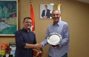 PREDSEDNIKU OPŠTINE GORANU MILjKOVIĆU DODELjENA ZAHVALNICA ZA RAZVOJ KOŠARKAŠKOG SPORTA NA TERITORIJI OPŠTINE BELA PALANKA