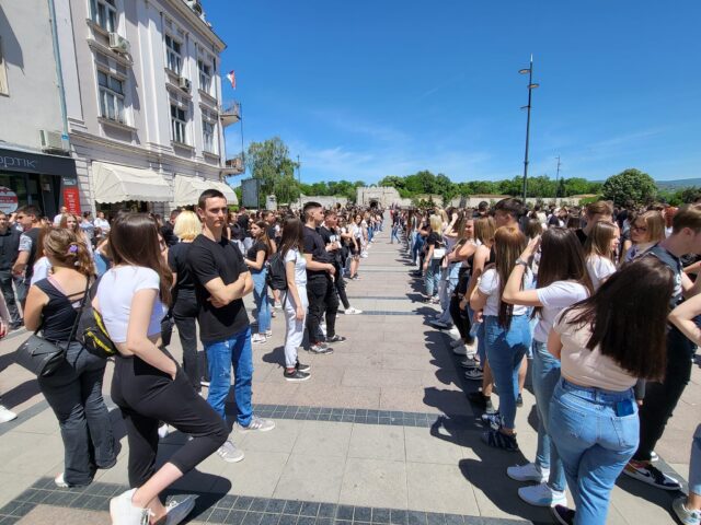 Održan maturantski ples na Trgu kralja Milana posle duže pauze foto GP018