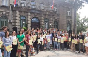 Uspešnim studentima i srednjoškolcima u Gradskoj kući dodeljeni ugovori o stipendiranju