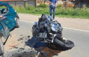 Vozaču motora od udara spala nanogica, devojka letela 20 metara