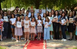 OPŠTINA BELA PALANKA NAGRADILA NAJBOLjE UČENIKE I STUDENTE URUČENE NAGRADE I TALENTOVANIM UČENICIMA I NjIHOVIM MENTORIMA