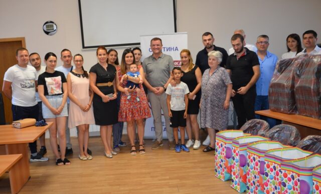 Podela pomoći roditeljima foto Opština Bela Palanka