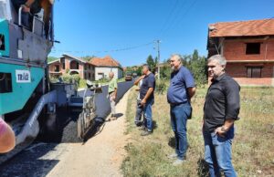 Predsednik Opštine Merošina obišao radove na asfaltiranju saobraćajnice u Krajkovcu
