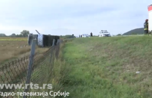 Prevrnuo se autobus pun turista. Jedna osoba poginula, 25 povredjenih, devetoro na lečenju u Nišu