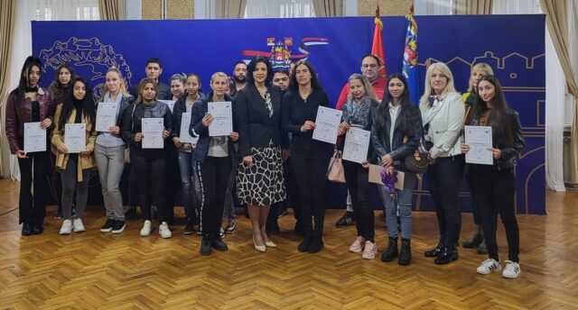 Podeljeni sertifikati pripadnicima romske nacionalnosti za prekvalifikaciju foto GP018