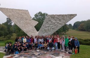 Učenici na mestu mestu srpskog stradalaštva održali ambijentalni čas