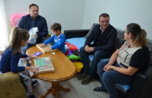 Predsednik opštine Bela Palanka Goran Miljković uručio donaciju Uni Živković za dalje lečenje