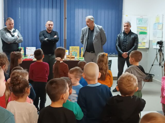 Saša Jovanović i dečica foto fb Saša Jovanović