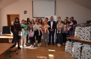 Predsednik opštine Bela Palanka Goran Miljković uručio 17 bebi paketa