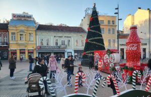 Koka kola poklanja novogodišnje seoce Nišlijama
