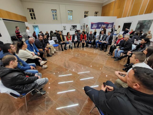 Omladina SNS-a organizovala akciju „Sa funkcionerima na ti“ foto GP018