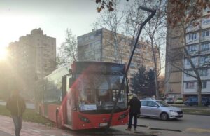 Autubus udario u stub na Bulevaru Nemanjića