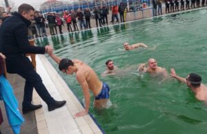 Učenik Medicinske škole Marko Todorović prvi doplivao do Časnog krsta