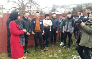 Osnovci sami sređuju svoj kraj, gradonačelnica im obećala renoviranje igrališta