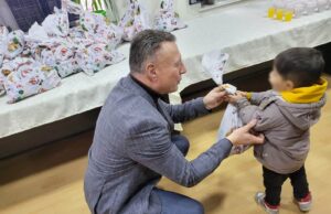 Džunić paketićima obradovao decu iz najugroženijih porodica uoči pravoslavne Nove godine