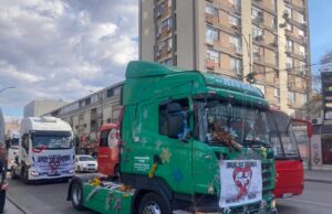„Šofer Mraz“ delio paketiće i slatkiše u Nišu