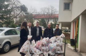 Studenti paketićima obradovali decu sa Dečje klinike