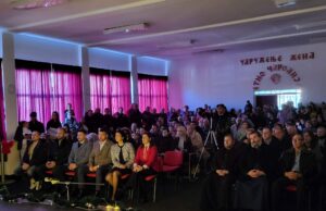 Sotirovski i Živković u Prvoj Kutini, podelili poklone deci u novom Domu kulture