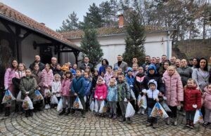 U Sićevu započet karavan Grada Niša, deci iz Sićeva podeljeni paketići